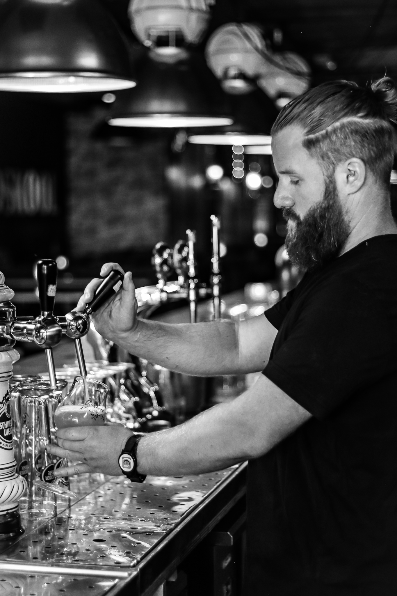 Huib pouring a fresh beer behind the bar at Drinkers Pub
